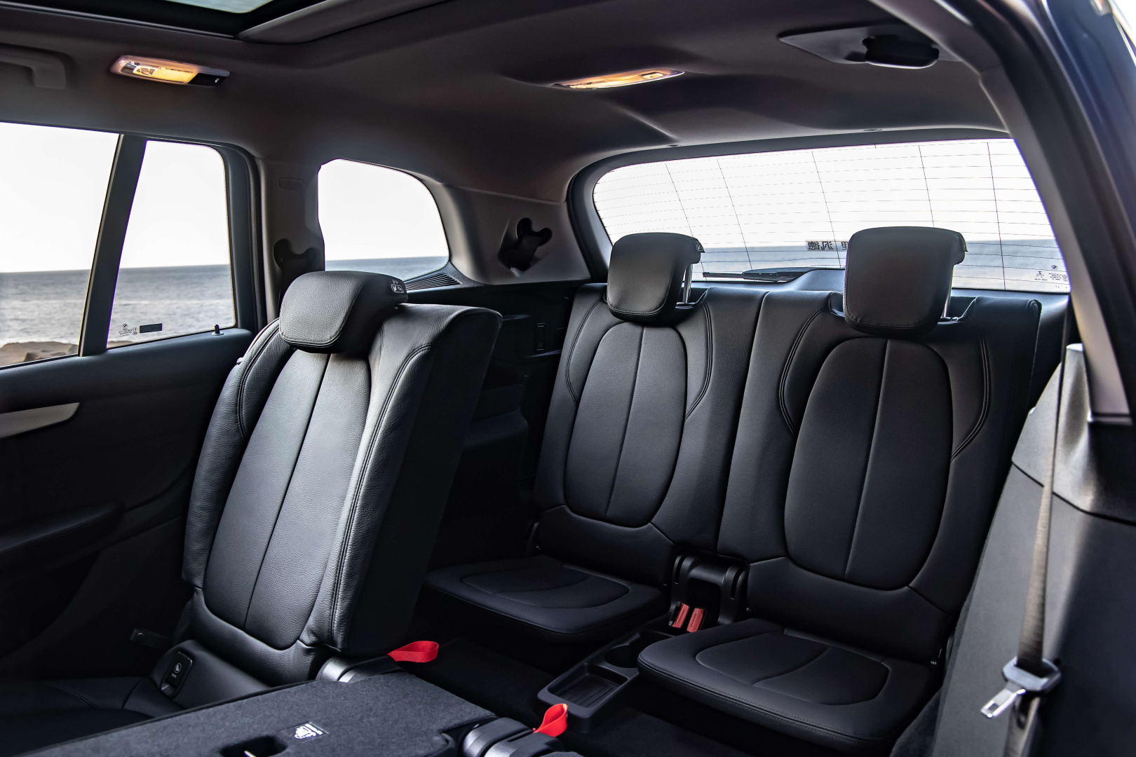 SMALL_[新聞照片九] 全新BMW 2系列Gran Tourer標準配備的第三排座椅，搭配後座可調式空間管理系統，使車主可隨心所欲的使用車內空間